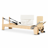 Reformer Pilates avec cadre en érable nord-américain massif, ressorts allemands et barre de repose-pieds réglable pour studios de prestige