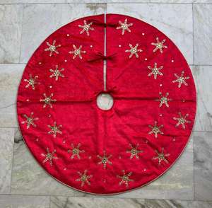 Falda para Árbol de Navidad Artesanal con Cuentas Detalladas, Tamaño y Color Personalizables, Ecológica para una Decoración Navideña Elegante - Product Image 1