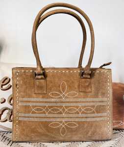 Bolso Tote Bohemio de Cuero Gamuzado con Flores y Detalles de Pelo de Cuero Auténtico - Precio al por Mayor - Product Image 1