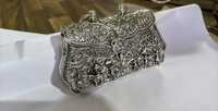 Sacs faits main en aluminium plaqué argent avec fermeture éclair, légers, durables, en forme de coussin, doublure en coton, grande capacité, motif métallique embossé, tendance