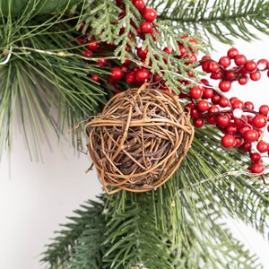 Corona Navideña Festiva de 50 cm, Estilo Tradicional, Decoración con Bayas Rojas, para Montar en la Pared, Ratán Sintético, Madera Natural Verde, para Interiores - Product Image 4