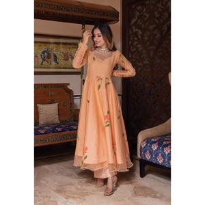 Conjunto de traje Anarkali de boda tradicional de invierno y verano con diseños de tendencia bordados personalizados para novias hasta el suelo - Product Image 3