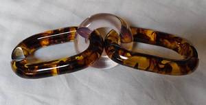 Ajoutez une touche d'élégance rétro avec des accessoires de porte-clés ovales translucides en résine épaisse et polie, aux couleurs vibrantes, pour un style superposé. - Product Image 4