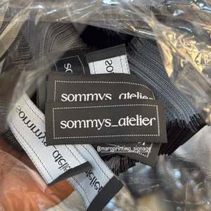 Etiqueta tejida de ropa de marca personalizada 100, etiqueta de tela para ropa con logotipo, pliegue final/pliegue central de 2x5cm, alta calidad - Product Image 4