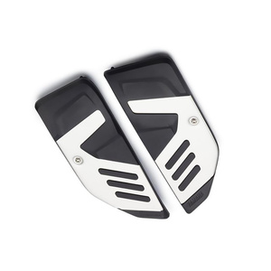 Accessorio Originale Poggiapiedi Anteriore per Yamaha TMAX 2017-2021 in Materiale Protettivo ABS e Lega di Alluminio - Product Image 1