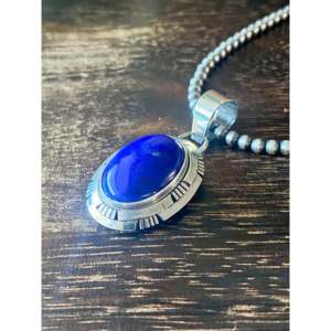 Pendentif artisanal Navajo en lapis-lazuli et argent sterling, motif goutte d'eau ethnique avec sertissage clos et incrustation or rose, breloques pendentifs - Product Image 4