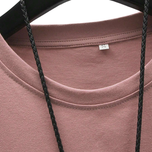Camiseta de manga corta rosa para hombre, cuello redondo, corte regular, logotipo frontal, secado rápido, transpirable, para uso diario en verano - Product Image 5