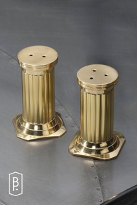 Service de salière en laiton doré fabriqué à la main avec une sensation traditionnelle et une forme compacte, parfait pour un repas élégant de tous les jours - Product Image 3