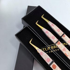 Las mejores pinzas para pestañas GETUP BROSONS IMPEX de 90 grados, diseño de muñecas Brat, de acero inoxidable recubierto de papel, con ángulo de 45 grados - Product Image 1