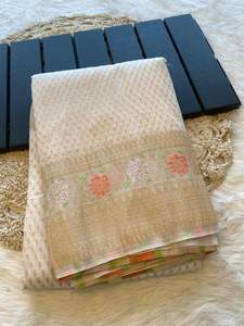 Sari de seda crepé Khadi de lujo con estilo de boutique indio, Sari exclusivo con blusa de código de barras para correr, Ropa Étnica exigente - Product Image 3