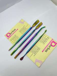 Empujador de uñas con revestimiento de arcoíris con logotipo privado, suministros de uñas de acero inoxidable de alta calidad sostenibles, herramientas, empujador de cutículas de manicura - Product Image 2