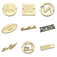 Étiquettes métalliques dorées en relief personnalisées avec logo de marque pour vêtements, vente en gros
