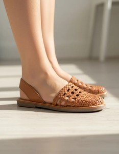 Sandales plates tissées pour femmes, à enfiler, en cuir, respirantes, antidérapantes, avec amorti, chaussures d'été pour l'extérieur - Product Image 1