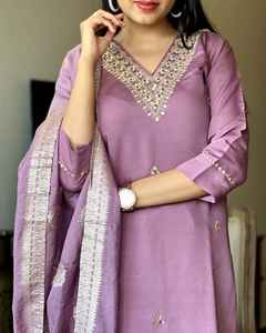 Kurti largo de viscosa elegante para mujer con detalle de manga bordada de proveedor indio para exportación a granel - Product Image 3