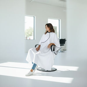 Cape de coiffure professionnelle personnalisée avec logo, boutons, antistatique, anti-adhérente, imperméable, en polyester pour salon de coiffure - Product Image 2