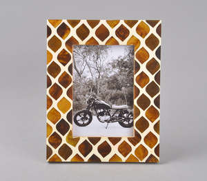 Lujoso marco de fotos con patrón geométrico de carey, acabado ámbar y marrón, pantalla de escritorio, elegante Escritorio de oficina en casa - Product Image 1