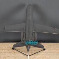 Modèle d'avion vintage en aluminium, sculpture artisanale Art Déco, décoration aéronautique moderne du milieu du siècle, décoration de table de haute qualité
