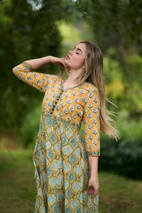 Vestido Melina Bohemio de Algodón Puro, Estampado a Mano en Amarillo y Verde, Informal, Ocasional, Moda Ética - Product Image 2