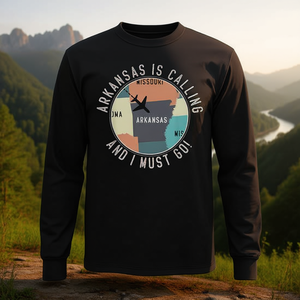 Camiseta de manga larga del estado de Arkansas con diseño promocional de Arkansas Is Calling I Must Go - Product Image 3