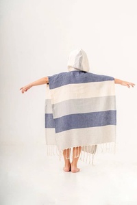 Poncho de bain à capuche pour enfants en gros - Rayures contrastées gris bleu rose turquoise 100% coton turc, fournisseur OEM pour la plage, la natation et le surf - Product Image 3