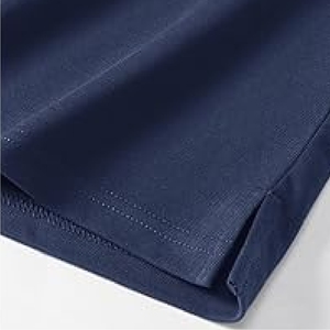 Polo bleu marine, vêtement décontracté élégant et polyvalent, conçu pour un look moderne, épuré et confortable au quotidien. - Product Image 5