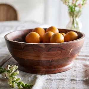 Grand bol de service en bois parfait pour accueillir des dîners de famille ou comme pièce maîtresse décorative sur des tables à manger - Product Image 1