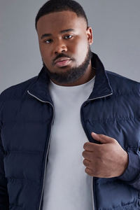 Chaqueta Bomber Acolchada Azul Marino para Hombre, con Cuello Alto, Logotipo Personalizado, Tejido de Poliéster Transpirable, Talla Grande y Diseño con Capucha - Product Image 3