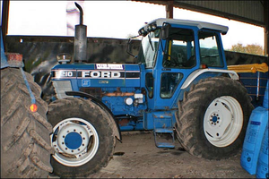 Tracteur agricole d'occasion Ford 8210 4WD 90 CV avec moteur et boîte de vitesses à vendre - Product Image 2