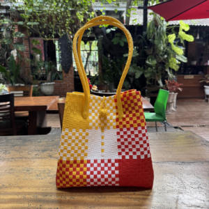 Vente en gros Sac de plage tissé pour femmes fait à la main Matière plastique de qualité supérieure Tissage recyclé fait à la main d'Indonésie - Product Image 1