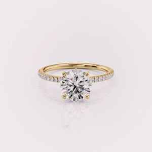 Bague solitaire en or rose/blanc et or jaune 18 carats avec diamant de laboratoire, halo caché et bande pavée - Product Image 6