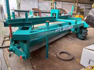 Balayeuse de route hydraulique du fabricant indien avec chariot attaché au composant moteur central pour un nettoyage efficace des routes Broomer - Product Image 6