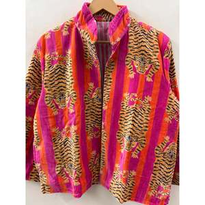 Chaqueta Bomber Acolchada Reversible de Terciopelo con Estampado de Bloques Otoñal, Corte Cuadrado, Fucsia, Tigre de Fuego, Rayas Doradas de Bengala, Cuello Mandarín, de Oveja - Product Image 2