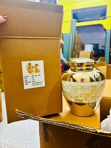 Urna Funeraria de Latón Macizo de Alta Calidad, Estilo Americano, Capacidad de 220 Pulgadas Cúbicas, Suministros Funerarios Personalizables - Product Image 6