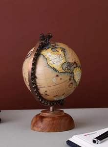 Globo de madera giratorio de inspiración antigua en un soporte de pedestal perfecto para fines de decoración de lujo y habitaciones temáticas de viaje - Product Image 3