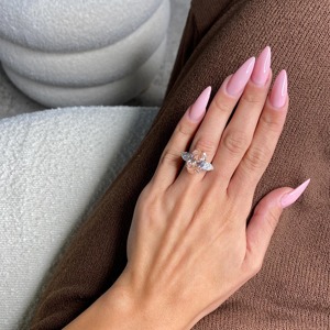 Anillo de Compromiso con Diamante Cultivado en Laboratorio de 8 Quilates, Corte Ovalado, Color Rosa Intenso, Diseño de Tres Piedras con Laterales en Forma de Pera, Oro de 18K - Product Image 2