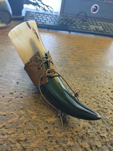 Corne à boire viking antique fabriquée à la main en laiton naturel de qualité indienne sculptée style animal avec support pièce décorative élégante - Product Image 3