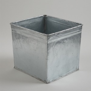 Portavelas navideño de cobre antiguo con acabado hecho a mano que ofrece un brillo festivo atemporal para interiores de temporada - Product Image 1