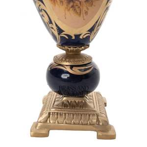 Jarrón antiguo de porcelana y latón con manijas adornadas con ilustraciones florales pintadas a mano y base dorada clásica para interiores de lujo - Product Image 5