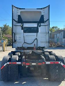 2020 Volvo VNL 300 6x4 T/A Cabina Diurna - Product Image 2