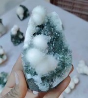 Spécimen de cristal de guérison naturel de l'Inde Mésolite naturelle avec grappe d'apophylite verte