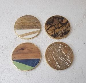 ที่รองแก้วไม้คลาสสิกเคลือบด้วยเรซินเพื่อปกป้องพื้นผิวจากเครื่องดื่มร้อนหัตถกรรมแฮนด์เมดผู้ผลิต - Product Image 1