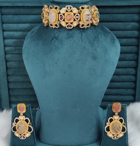 Ensemble de collier ras du cou de qualité supérieure inspiré de Sabyasachi, peut être porté avec des tenues ethniques et occidentales, parfait pour les soirées - Product Image 5