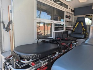 MINT 2016 Transit 3.7L V6 Essence Type II Icu Transit Clinique médicale Ambulance 4x4 Entièrement équipée - Product Image 4