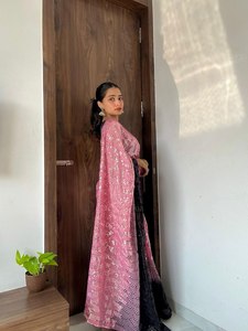 Sari Georgette de color rosa con trabajo de bordado de secuencia Diseñador Función DE BODA Usar Sari, Ropa de fiesta Sari, Traje de diseñador - Product Image 3