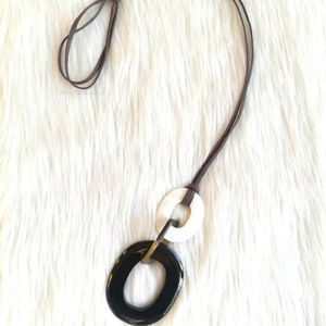 Collier pendentif en corne de buffle, bijoux tribaux naturels et durables pour femmes, haute qualité - Product Image 1