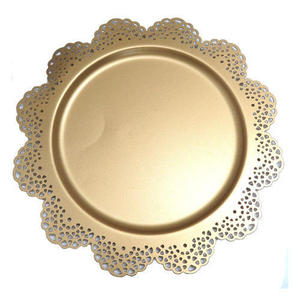Assiette de présentation élégante en or avec bord martelé de forme ronde métallique et accent élégant au centre lisse pour les repas de luxe et les fêtes - Product Image 2