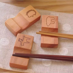 Reposacubiertos de Madera Resistente de Marca Privada con Base Ancha que Garantiza la Estabilidad Mientras Sostiene Varios Utensilios Durante la Comida - Product Image 1