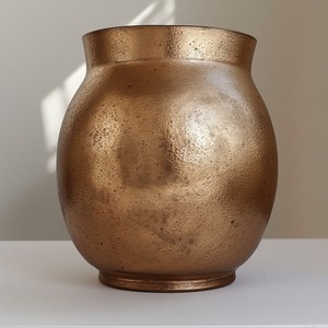 Vase en métal poli brillant de qualité supérieure avec un design décoratif parfaitement créé pour un affichage de fleurs élégant - Product Image 1