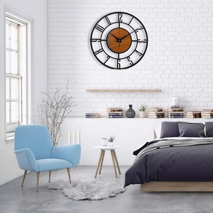 Reloj de pared de lujo hecho con metal y madera El diseño único agrega un toque elegante y elegante a cualquier habitación u oficina - Product Image 6