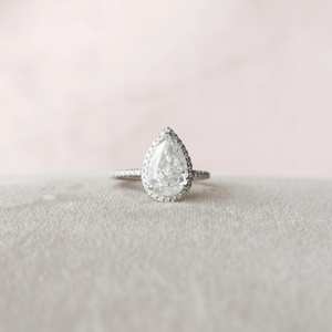 Bague de fiançailles 3.50 carats coupe poire Moissanite allongée en forme de larme bague de fiançailles délicate et moderne en or massif cadeau parfait pour les femmes - Product Image 1